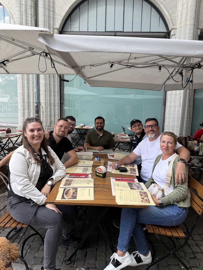 Gemeinsames Essen auf der Terrasse