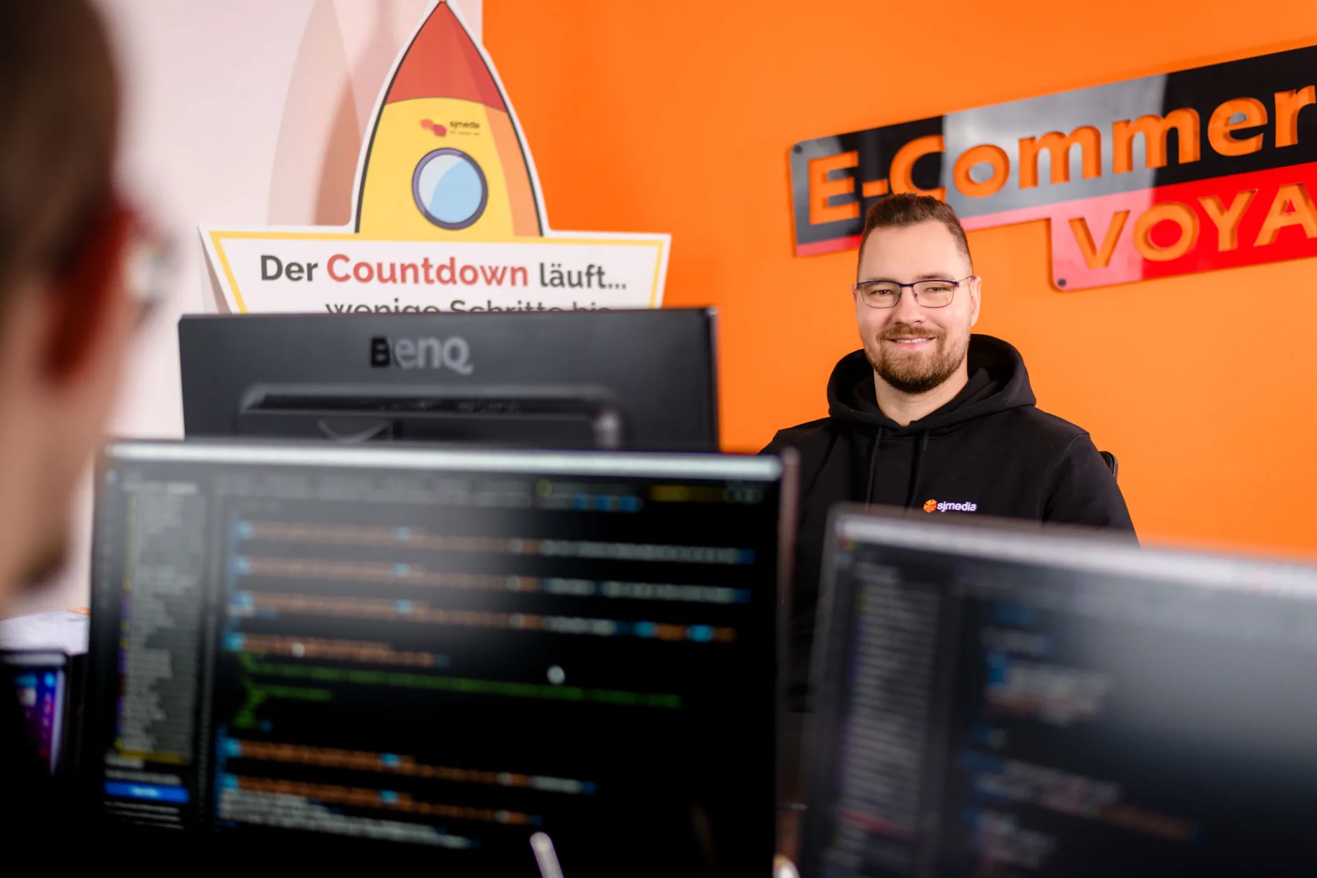 sjmedia-Mitarbeiter bei der Entwicklung eines Onlineshops im Büro