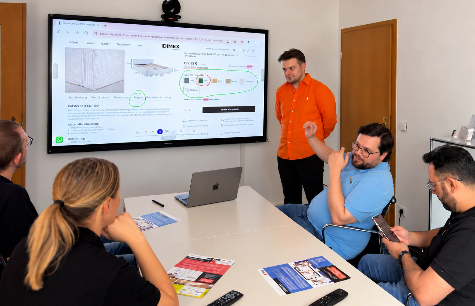 Das sjmedia-Team analysiert gemeinsam eine Produktseite am großen Bildschirm