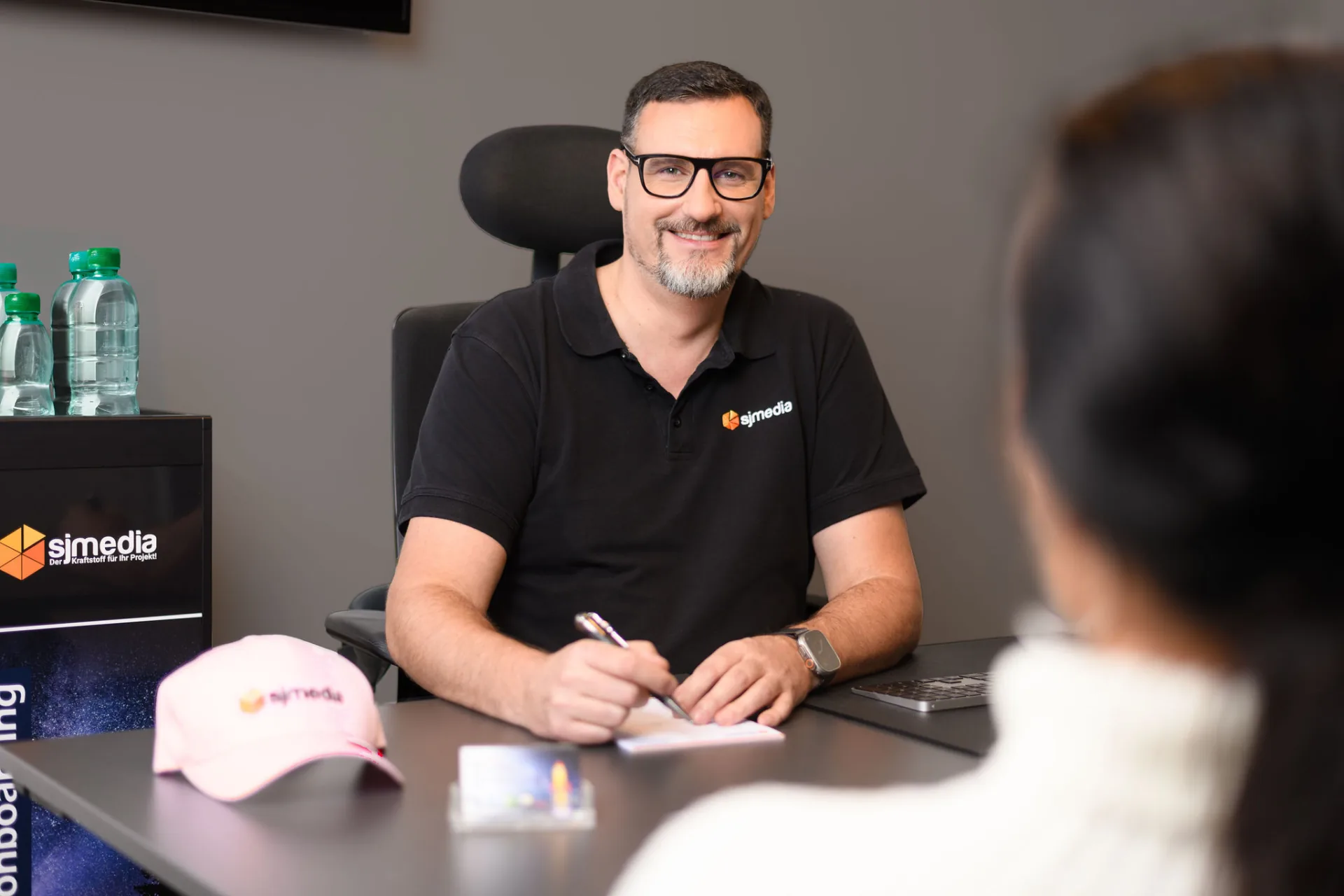Jochen Schmid during a personal consultation at sjmedia