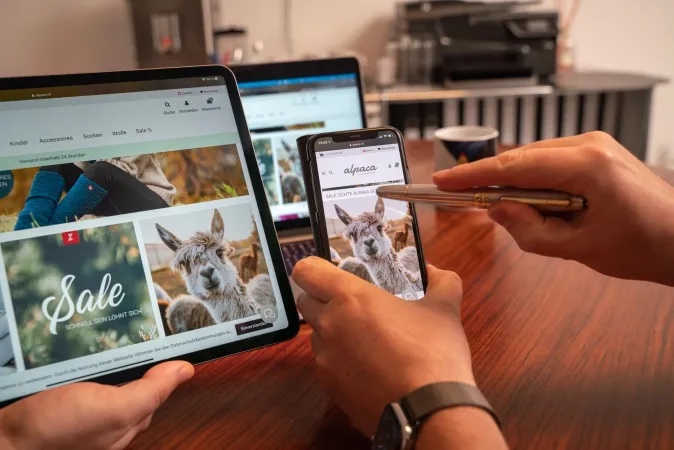 Ein Onlineshop wird auf Tablet und Smartphone geprüft