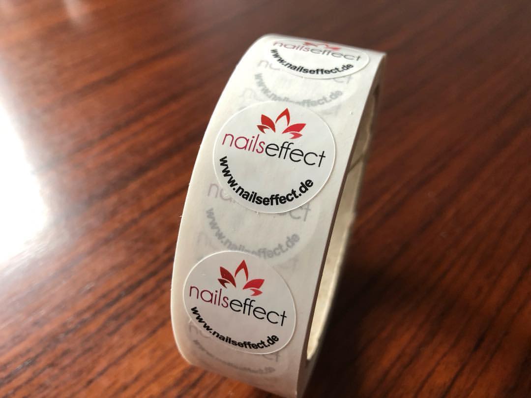 Kleine bedruckte Etiketten auf einer Rolle