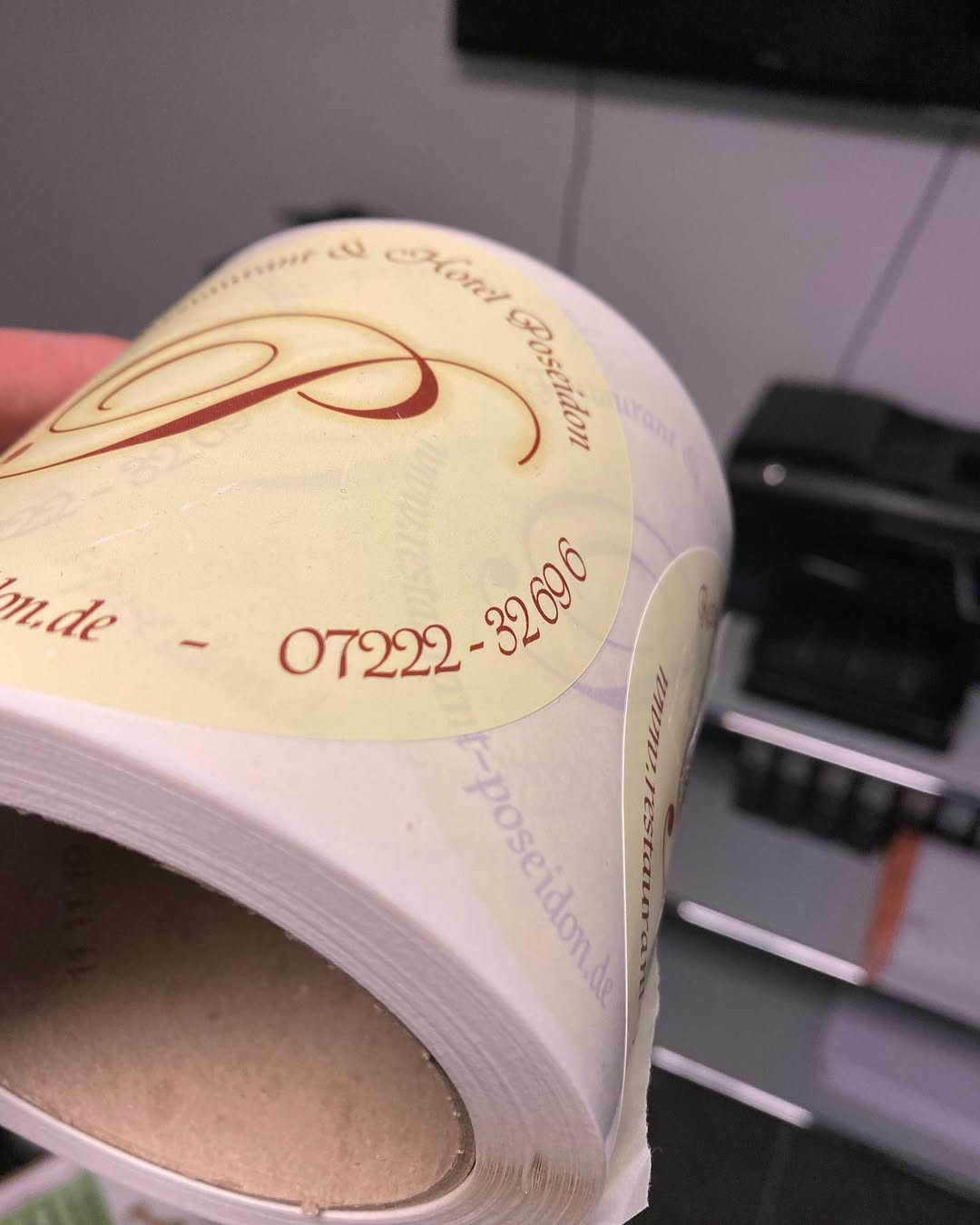 Bedruckte Aufkleber auf einer Rolle