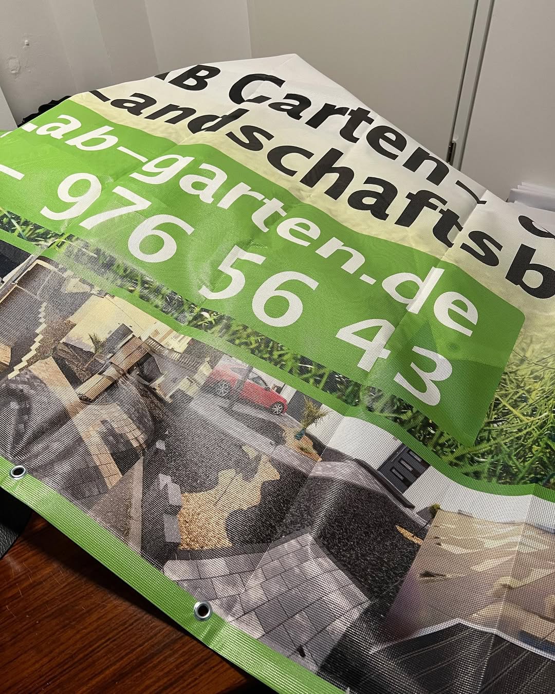 Produzierter Mesh-Banner für den Außenbereich
