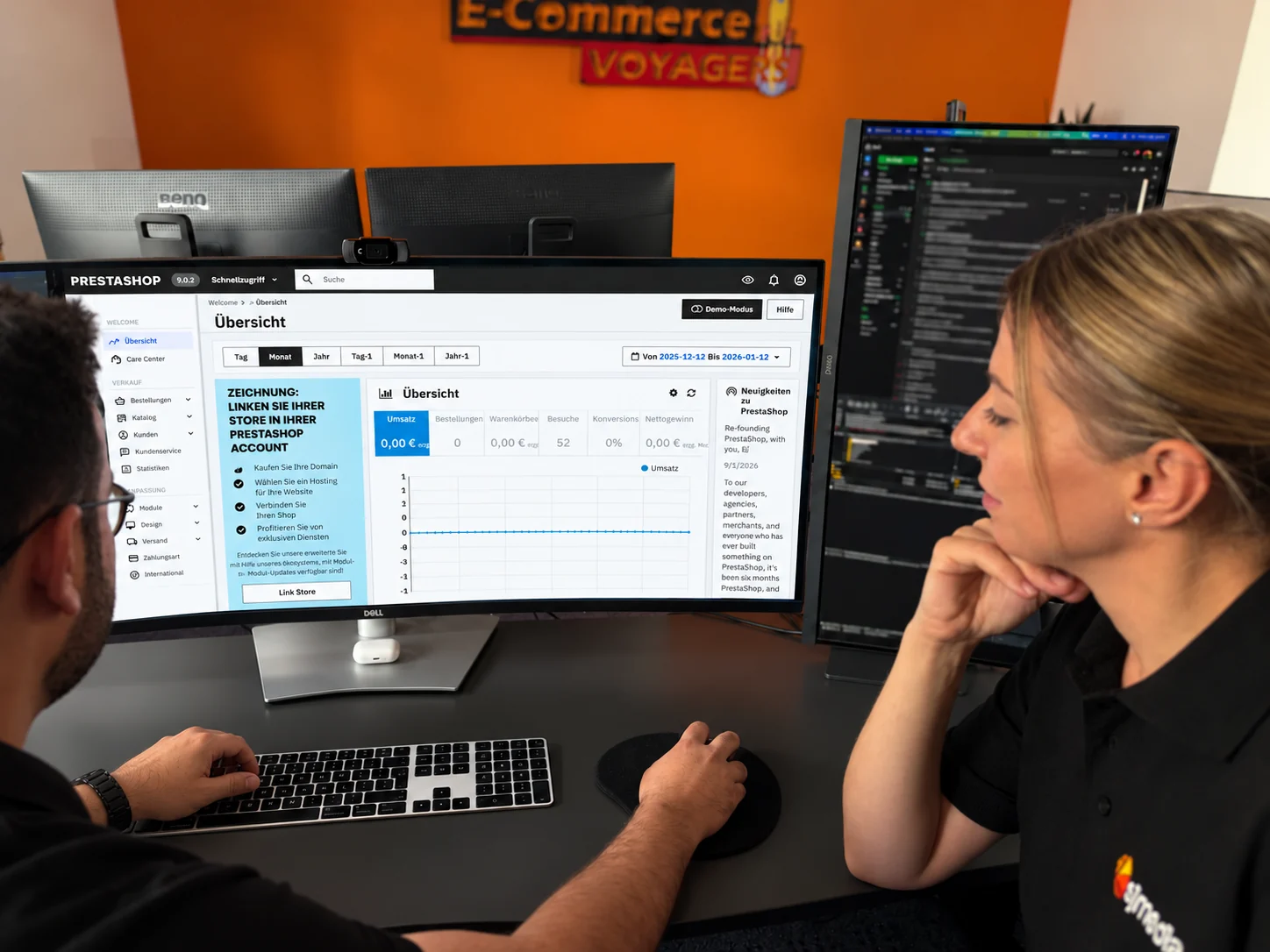 Zwei sjmedia-Mitarbeiter besprechen das PrestaShop-9-Demo-Backend am Bildschirm