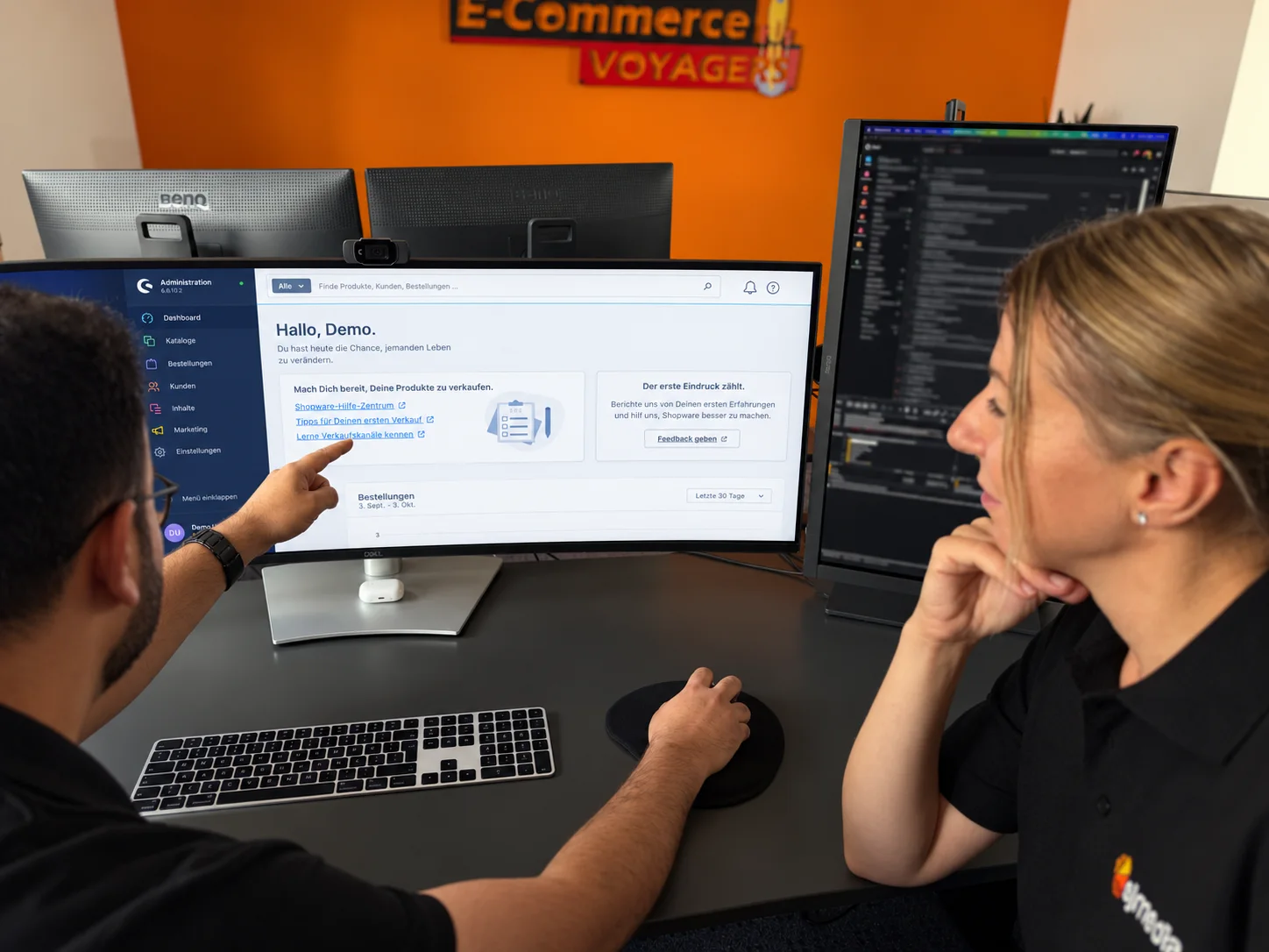 Zwei sjmedia-Mitarbeiter besprechen das Shopware-6-Demo-Backend am Bildschirm